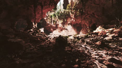 Große-Märchenhafte-Felshöhle-Mit-Grünen-Pflanzen
